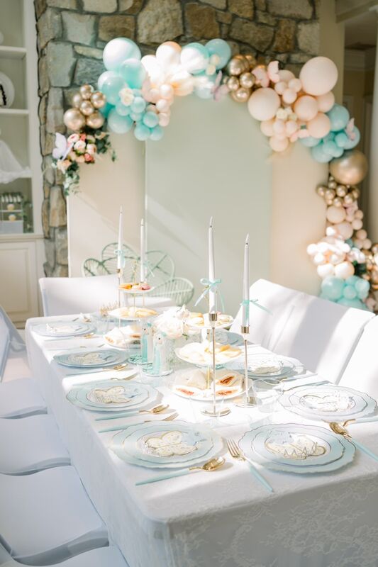 Full event table setting with mint gold balloon arch